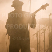 Bassiste rock en concert