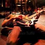 Bassiste rock en concert