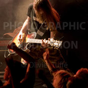 Guitariste rock sur scène